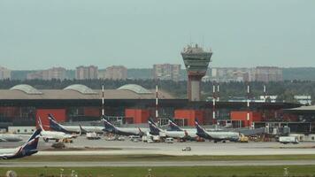 ocupado terminal b do sheremetyevo aeroporto dentro Moscou, Rússia video