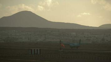 avión aterrizaje en escénico pueblo con colinas paisaje video