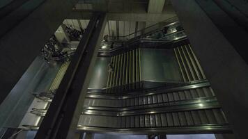 gens en quittant métro station par escalier mécanique Aller en haut. Lisbonne, le Portugal video