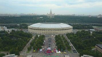 aérien vue de Loujniki stade et Moscou Etat Université dans russe Capitale video