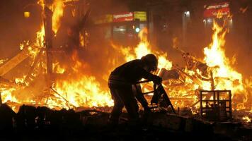 bombero en la crema durante fallas en Valencia, España video