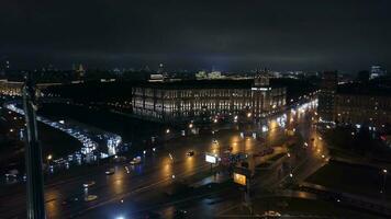 noite Moscou com leninsky Avenida e gagarin monumento, aéreo video