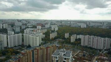 un enorme residencial distrito en melancólico clima video