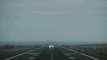 avión tomando apagado desde pista con vista a el Oceano video