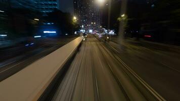 Zeitraffer von Nacht Reiten durch Doppeldecker Straßenbahn im Hong kong video