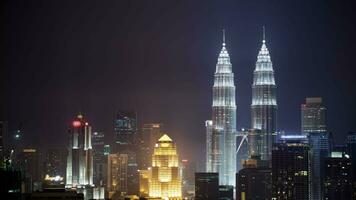 Zeitraffer der Nacht Kuala Lumpur mit beleuchteten Wolkenkratzern video