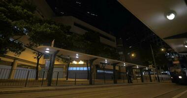 su strada di notte città cavalcata autobus a due piani autobus, nel il sfondo visto edifici e alberi video