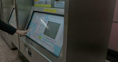 mulher usando self-service máquina dentro hong kong metrô video