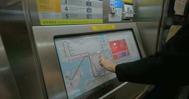mujer comprando subterraneo boleto en hong kong video
