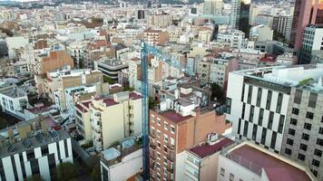 aereo tiro di densamente costruito la zona con appartamento case nel Barcellona, Spagna video