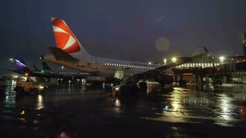 pasajero avión de checo aerolíneas siendo preparado para noche vuelo, Moscú video