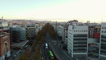 aéreo manhã Visão do populoso residencial área dentro barcelona, Espanha video