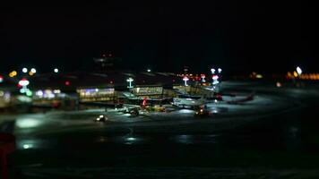 Zeitraffer von Aufrechterhaltung und Einsteigen Flugzeuge vnukovo Flughafen beim Winter Nacht video