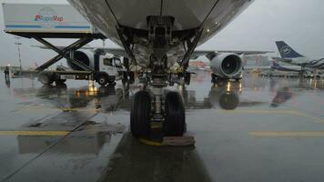 avion de coréen air avec embarquement pont et récipient chargeur video