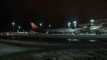 lapso de tiempo de noche rutina en vnukovo aeropuerto Moscú, Rusia video