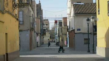 Straße mit alt Häuser und wenige Menschen im Valencia, Spanien video