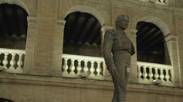 nuit vue de place de toros avec statue de toréador Manolo Montoliu, Valence video