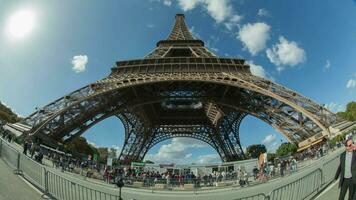 laps de temps de gens circulation par le Eiffel la tour contre le ciel, Paris video