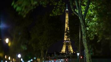 Paris vue avec Eiffel la tour et clignotant circulation lumières à nuit, France video