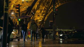 personas cruce el calle por eiffel torre en noche París, Francia video