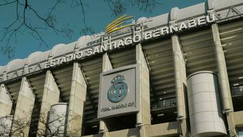 verklig madrid logotyp på santiago bernabeu stadion, Spanien video