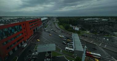 espaço de tempo do transporte tráfego às aeroexpresso terminal dentro sheremetyevo aeroporto video