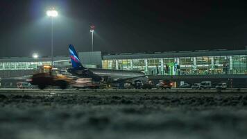 bezig met laden lading in aeroflot vlak Bij winter nacht sheremetyevo luchthaven, Moskou video