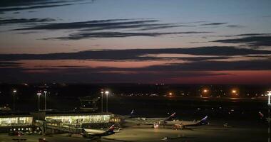 Nacht Zeitraffer von Terminal d beim Scheremetjewo Flughafen im Moskau, Russland video