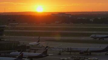 Terminal d mit Flugzeuge beim Scheremetjewo Flughafen im Moskau, Russland Aussicht beim Sonnenuntergang video