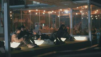 telhado restaurante com pessoas dentro noite madri, Espanha video