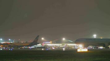 coreano ar avião saída a partir de sheremetyevo aeroporto às noite, Moscou video