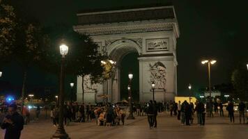 notte Visualizza di Parigi con persone a piedi su piazza vicino trionfale arco video