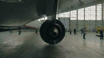 costas Visão em jato turbina dentro reparar hangar video