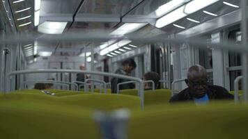subterraneo tren carro con pocos viajeros, París video