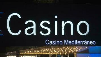 casino mediterráneo, iluminado bandera a noche video