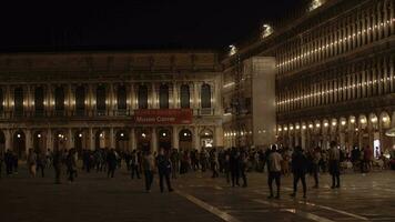 Piazza san Marco mit viele von Menschen Gehen Dort beim Nacht Venedig, Italien video