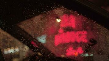 moulin rouge Visão através molhado carro janela dentro noite Paris video