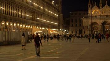 levendig san marco plein in nacht Venetië, Italië video