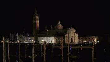 Nacht Venedig mit Boote Segeln entlang Kanal mit Blick auf st Markierungen Glockenturm video