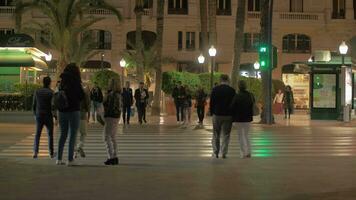 strada nel sera alicante, Spagna persone attraversamento il strada video