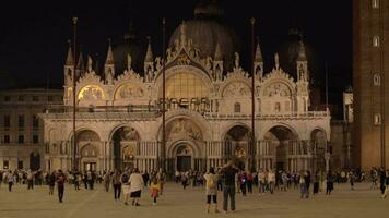 Nacht Aussicht von Heilige Markierungen Basilika auf Piazza san Marco im Venedig, Italien video