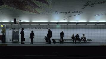 Menschen warten zum Zug im U-Bahn von Paris video