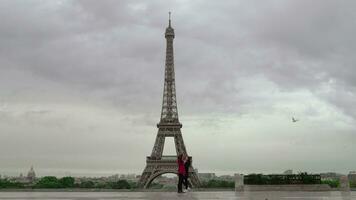 femelle touristes à le observation plate-forme surplombant Eiffel la tour, Paris video