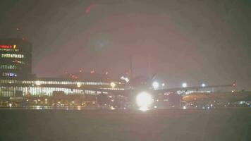 aeroflot vlak weggaan terminal f van sheremetyevo luchthaven Bij nacht, Moskou video