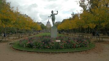 le grec acteur statue dans Luxembourg jardin, Paris video