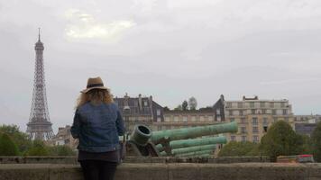 femme touristique à la recherche à Eiffel la tour de les invalides dans Paris, France video