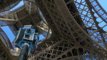 tournage 360 vr avec Go Pro appareils photo en dessous de le Eiffel la tour dans Paris, France video