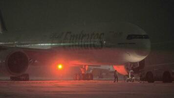 Rückstoß von Emirate Flugzeug beim Winter Nacht video