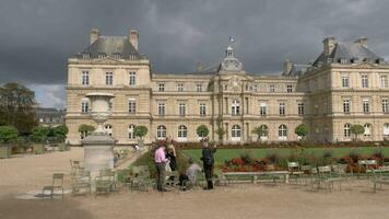 palais dans Luxembourg jardins avec visiteurs relaxant Extérieur, Paris video