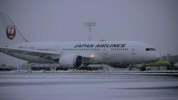 boeing 787-8 soñador de Japón aerolíneas debajo nevada a el aeropuerto video